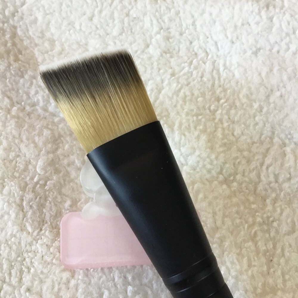 Le Métier de Beauté Flat Angled Foundation Brush - Picture 6 of 13